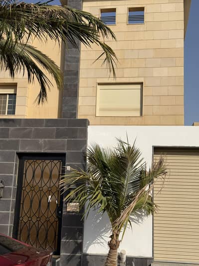 فیلا 4 غرف نوم للبيع في شمال جدة، جدة - فيلا سكنية في الشراع، وتقع بالقرب من مجمع الملك عبدالله الطبي، وبموقع مميز مقابل مسجد وحديقة
