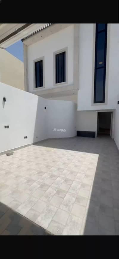 5 Bedroom Floor for Sale in South Riyadh, Riyadh - Floor for sale on Hassan Mashat Street, Okaz District, Riyadh