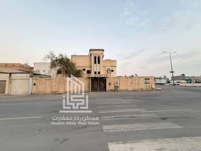 ارض تجارية  للبيع في شرق الرياض، الرياض - ارض زاوية على شارعين تجاريات للبيع موقع مميز حي السعادة - قائم عليها فيلا قديمة