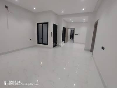 8 Bedroom Floor for Sale in West Riyadh, Riyadh - Role together with an apartment in Al-`Uraija neighborhood
