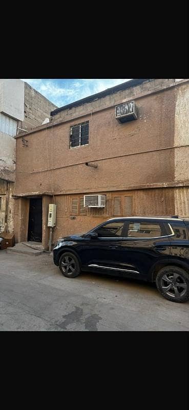 دور 5 غرف نوم للبيع في وسط الرياض، الرياض - للبيع بيت شعبي في حي منفوحة