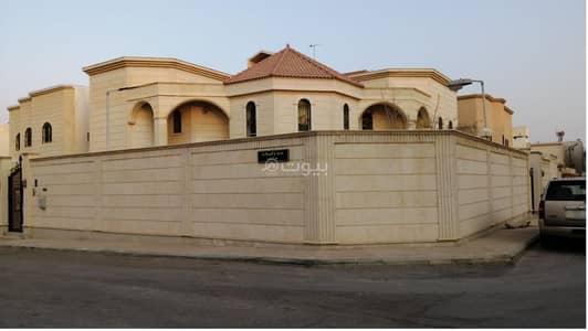 5 Bedroom Villa for Sale in East Riyadh, Riyadh - A villa in a distinguished location on two streets with a large setback on both sides, a garden, a swimming pool, and private majlises for men and women, with a beautiful design.