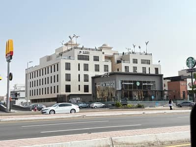 3 Bedroom Flat for Rent in North Jeddah, Jeddah - Luxury apartment for rent in Obhur South – Jeddah A sophisticated apartment with a modern design and a prime location, suitable for families seeking comfort and quiet. Apartment specifications: • 3 bedrooms