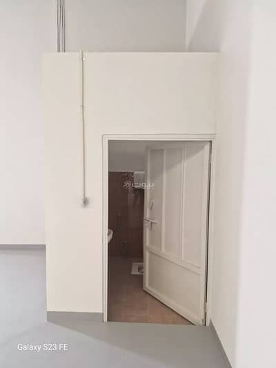 Warehouse for Rent in East Riyadh, Riyadh - For rent – distinctive warehouses in Al Sil (35m commercial street)