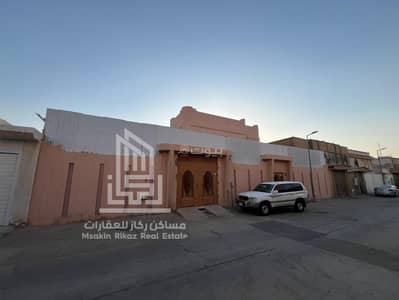 9 Bedroom Villa for Sale in East Riyadh, Riyadh - فيلا للبيع بسعر أرض - حي النسيم