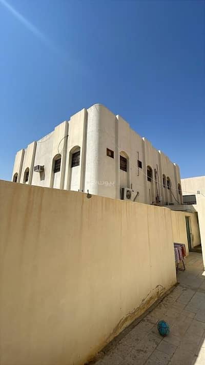 10+ Beds Villa for Sale in East Riyadh, Riyadh - Villa with apartments for sale