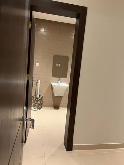 3 Bedroom Flat for Rent in North Riyadh, Riyadh - Clean apartment in a building with a basement parking and private roof, 3 bedrooms, 3 bathrooms, living room, kitchen
