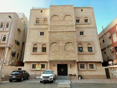 4 Bedroom Flat for Rent in North Jeddah, Jeddah - 4-bedroom apartment with a living room and a fitted kitchen – Al-Naeem neighborhood