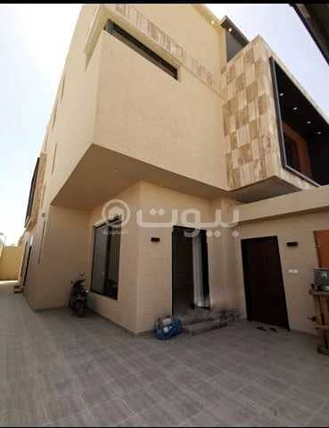 Indoor staircase villa and apartment with park for sale in Al Munsiyah, East of Riyadh
