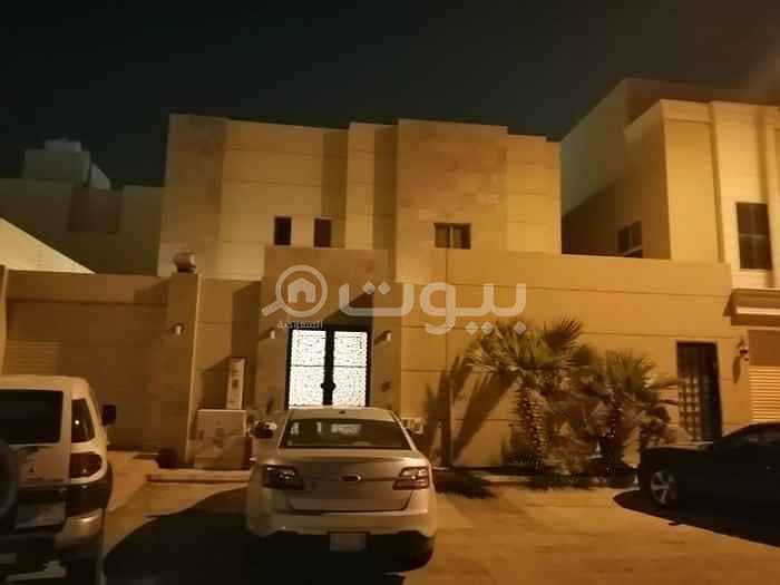 فيلا درج صالة مع شقة للبيع بحي الملقا، شمال الرياض