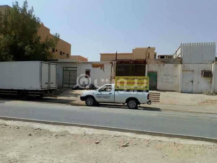 أرض تجارية عليها استراحة للبيع ببدر، جنوب الرياض