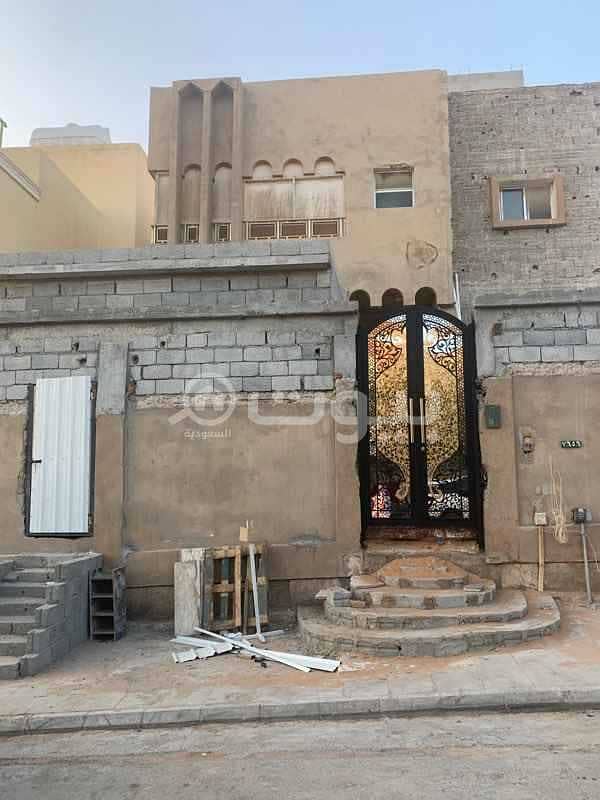 Two-floors detached villa for sale in Al Malaz district, east of Riyadh