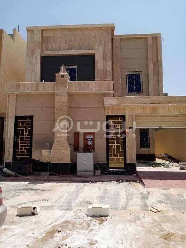 new Internal staircase villa and 2 apartments for sale in Al Munsiyah, east Riyadh