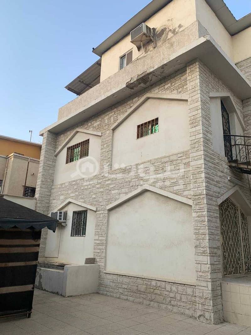 Villa for sale in Mishrifah district, north of Jeddah | 2 floors and an annex