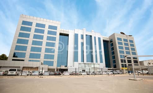 مكتب  للايجار في جدة، المنطقة الغربية - مكاتب للإيجار في برج بلاتيني في حي الفيصلية شمال جدة