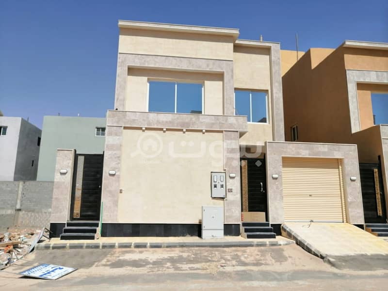 Villa with an apartment on the roof for sale in Al Rimal neighborhood in East Riyadh