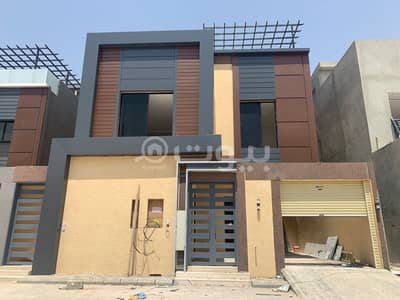 Villa for Sale in Riyadh, Riyadh Region - Internal Staircase Villa And Two Apartments For Sale In Al Munsiyah, East Riyadh