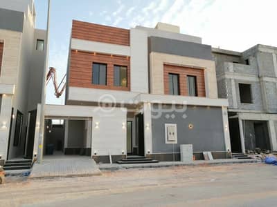 5 Bedroom Villa for Sale in Riyadh, Riyadh Region - Villa staircase hall with apartment for sale in Al Munsiyah district, east of Riyadh