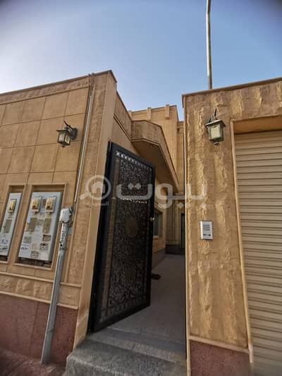 9 Bedroom Villa for Sale in Riyadh, Riyadh Region - For sale a villa and 3 apartments in Al Munsiyah district, east of Riyadh