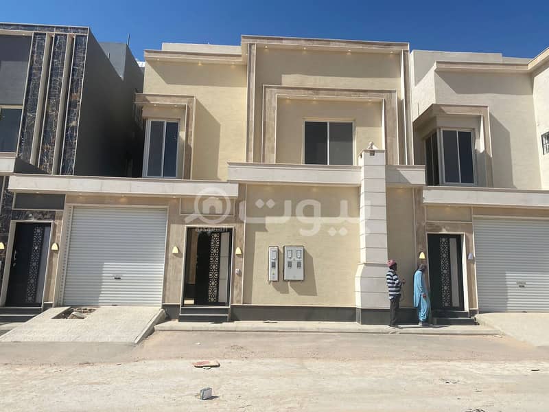 Villa with internal stairs and an apartment for sale in Al Munsiyah, East Riyadh