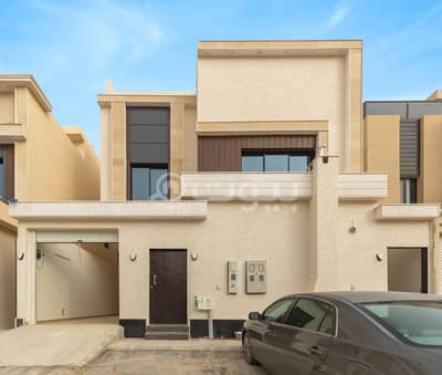 4 Bedroom Villa for Sale in Riyadh, Riyadh Region - Villa with three apartments for sale in Al Munsiyah district, east of Riyadh