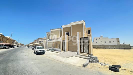5 Bedroom Villa for Sale in Al Jubail, Eastern Region - Villa with two floors and an annex for sale in Al-Hamra Al-Jubail