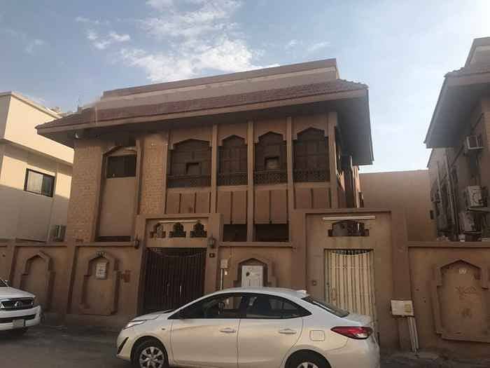 دور علوي قديم للإيجار بحي الربوة، وسط الرياض