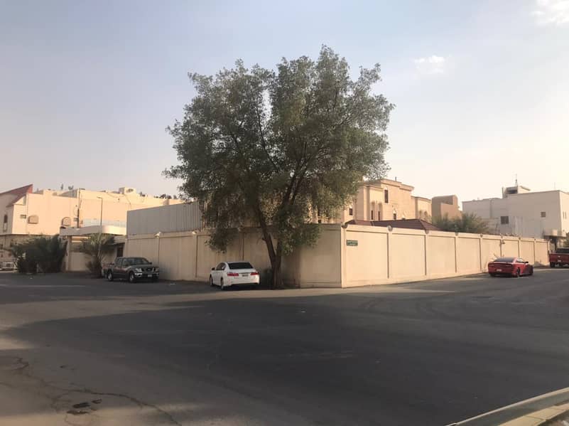 Old palace for sale in Al-Rabwah district, Central Riyadh