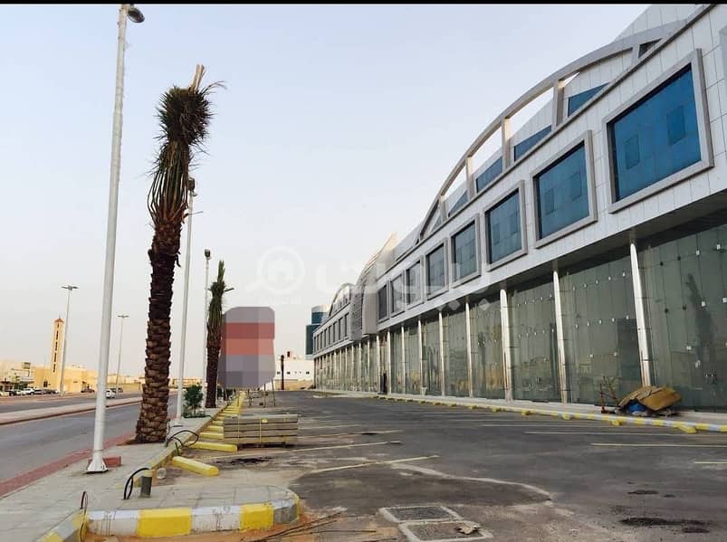 مجمع تجاري للبيع بحي الحمراء، شرق الرياض