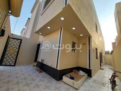 3 Bedroom Floor for Sale in Riyadh, Riyadh Region - Upper floor with a roof for sale in Al Aziziyah district, south of Riyadh