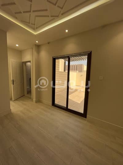 شقة 3 غرف نوم للايجار في الرياض، منطقة الرياض - للإيجار شقة فاخرة مع سطح خاص، بحي حطين شمال الرياض