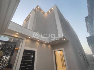 فیلا 7 غرف نوم للبيع في الرياض، منطقة الرياض - فيلا للبيع درج داخلي وشقه بشرق الرياض بحى المعزليه