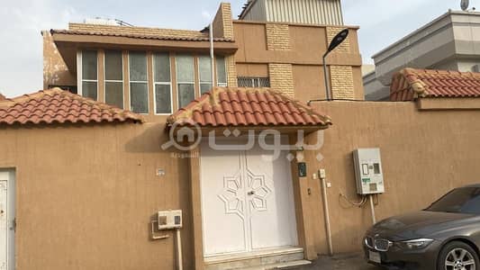 ارض سكنية  للبيع في الرياض، منطقة الرياض - فيلا قديمة للبيع بقيمة ارض حي المنار ، شرق الرياض