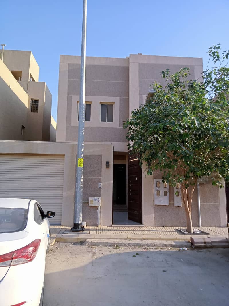 للبيع فيلا دور دور مع شقة، بحي الملقا شمال الرياض
