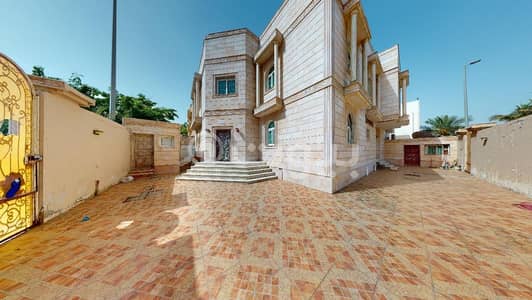 4 Bedroom Villa for Sale in Jeddah, Western Region - فيلا مستقلة على شارعين للبيع في حي النهضة