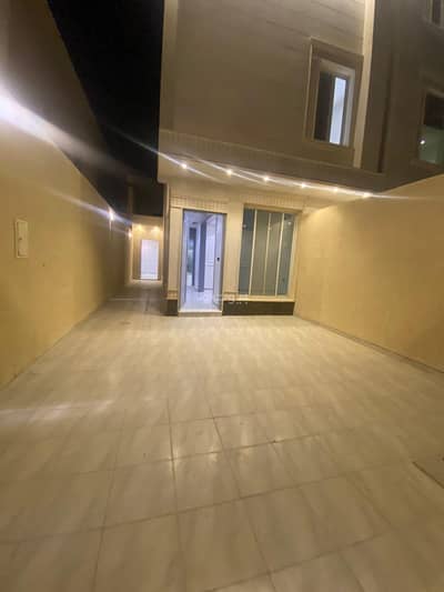 4 Bedroom Floor for Sale in Riyadh, Riyadh Region - Floor in Riyadh，West Riyadh，Tuwaiq 4 bedrooms 700000 SAR - 87539300