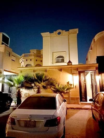 8 Bedroom Villa for Sale in Riyadh, Riyadh - A used villa for sale with an internal staircase and 4 apartments for sale in Al Maizilah, East Riyadh