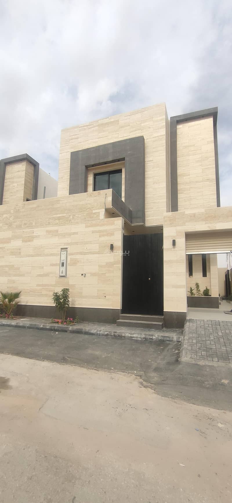 Luxury Internal Staircase Villa For Sale In Al Munsiyah, East Riyadh