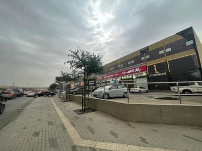 معرض  للايجار في الرياض، منطقة الرياض - محل معرض تجاري للإيجار دلمار سنتر في حي الملك فهد، الرياض