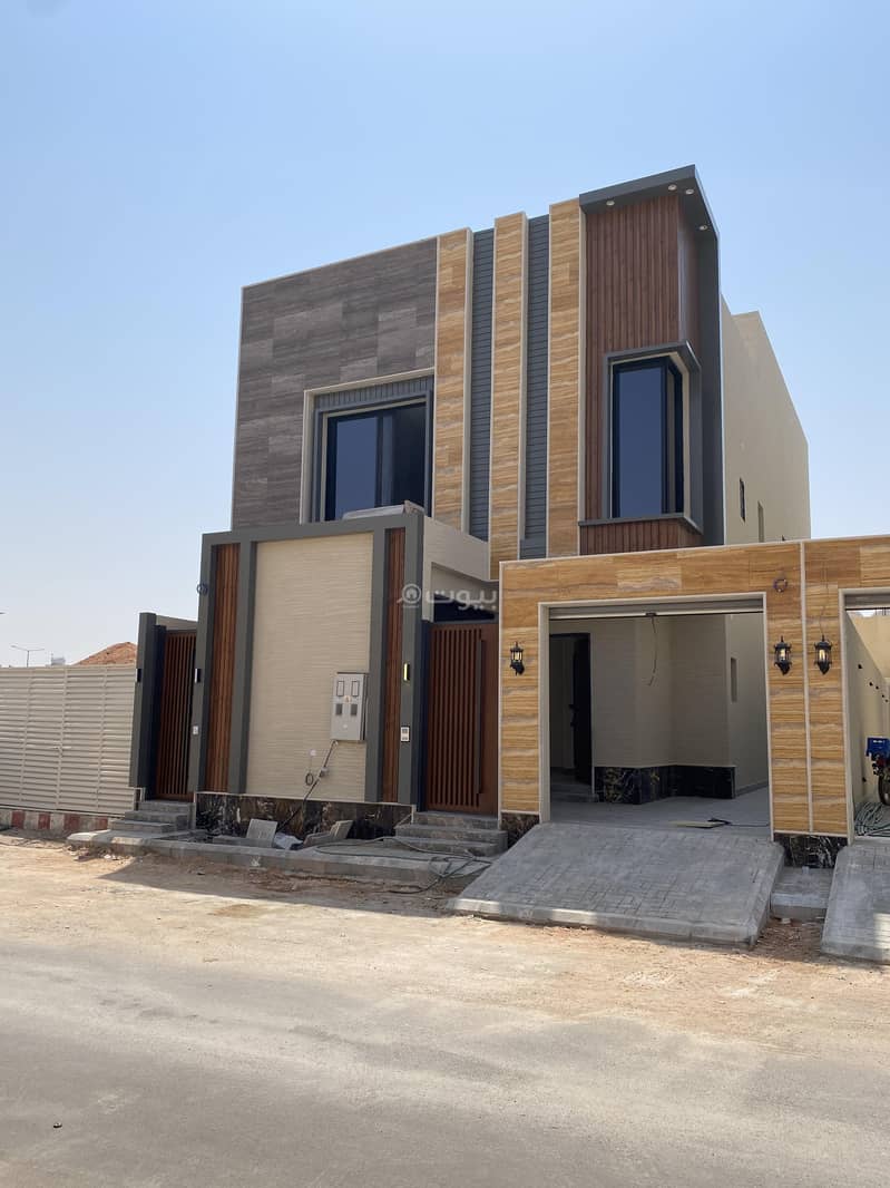 Internal staircase villa with apartment for sale in Al Munsiyah, East Riyadh