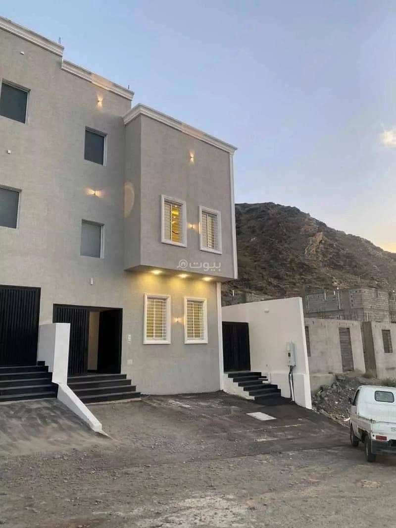 6 Room Villa For Sale on 15 Street, Al Taif