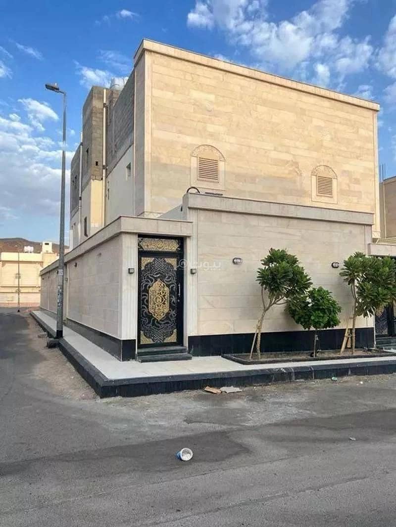 6-Rooms House For Sale on Ma'mar ibn al-Muthanna Street, Al Madinah