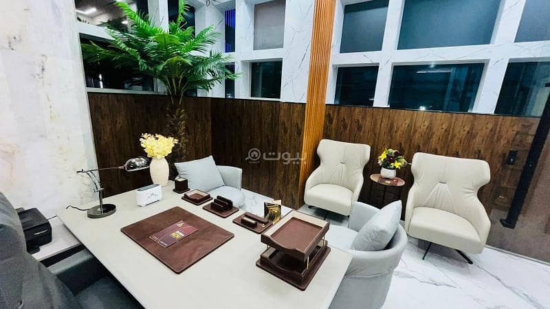 مكتب 4 غرف للإيجار على شارع الملك فهد، الرياض