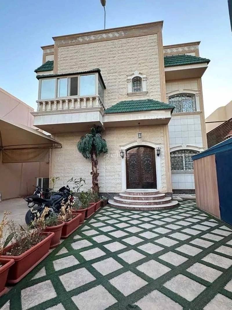 10-Room Villa For Sale on Al Moshtal Street, Riyadh