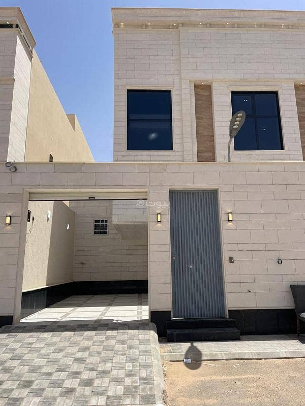 For sale a separate upper floor with excellent finishing in Al-Ramal neighborhood