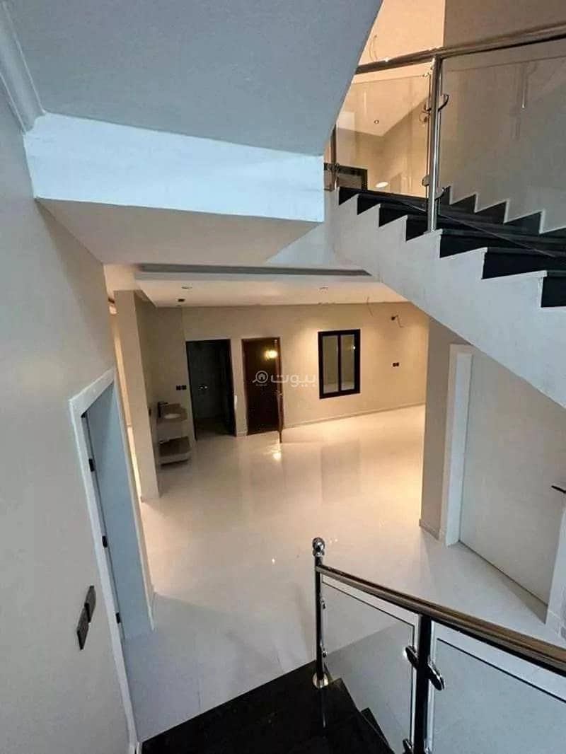 9-Room Villa For Sale in King Fahd Suburb, Al Damam