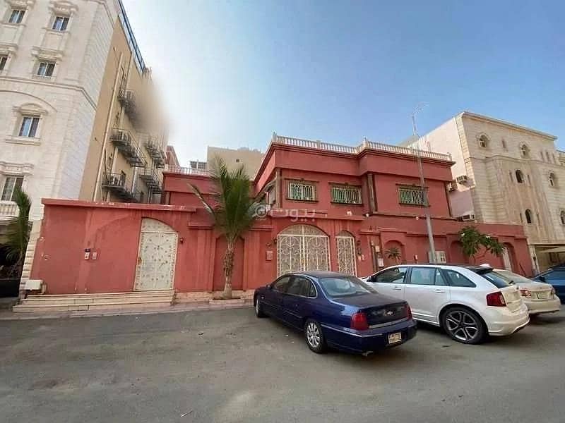 15 Rooms Villa For Sale on Maki Bin Awf Street, Jeddah