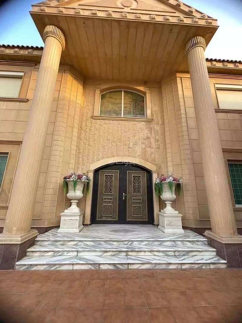 10 Rooms Villa For Sale on Street 20, Riyadh