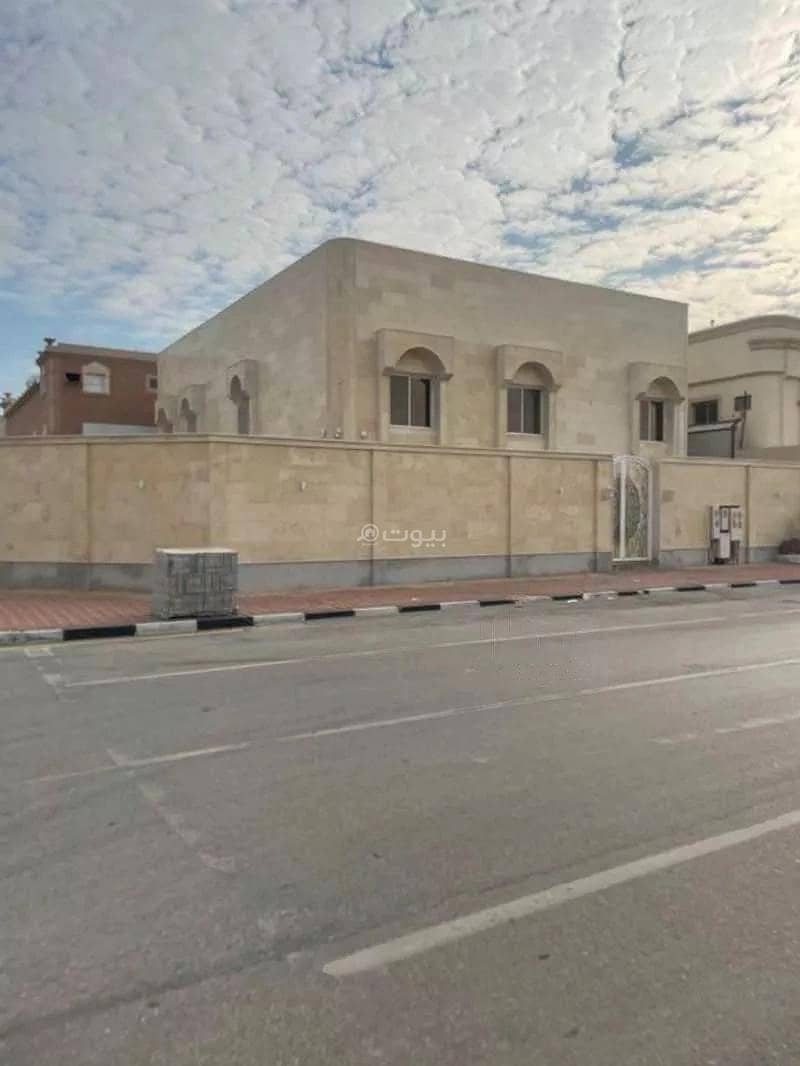 13 Rooms Villa For Sale on Al Imam Al Bukhari Street, Al Damam