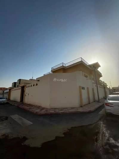 7 Bedroom Villa for Sale in Riyadh, Riyadh Region - 15-Room Villa for Sale on Ain Shamer Street, Riyadh